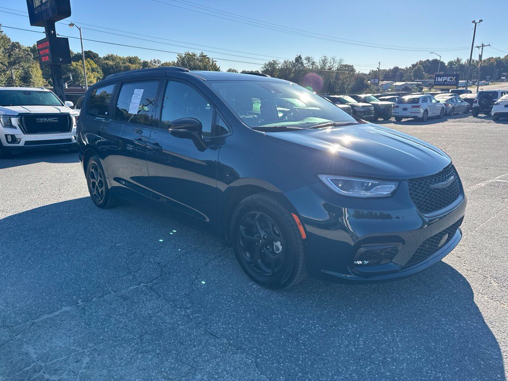 Used 2025 Chrysler Pacifica Premium FWD image 8
