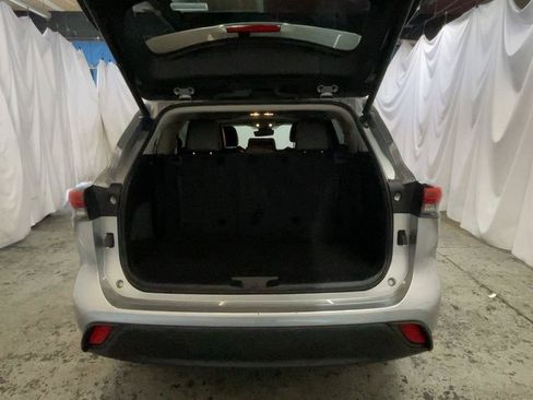 Used 2022 Toyota Highlander XLE AWD/4WD image 18