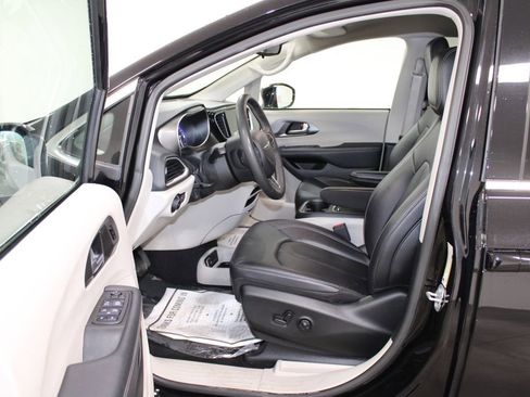 Used 2024 Chrysler Pacifica Touring-L image 19