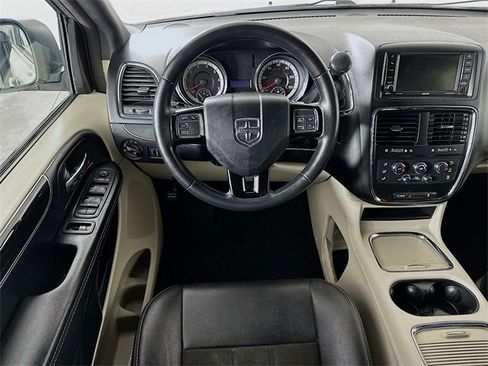 Used 2019 Dodge Grand Caravan SXT image 4