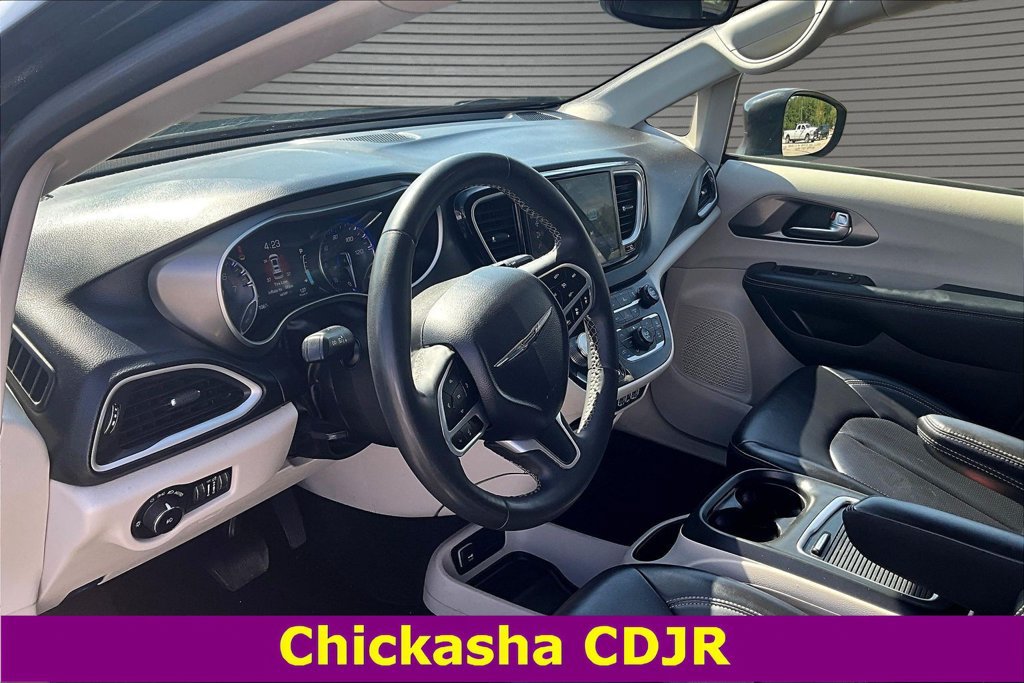 Used 2023 Chrysler Pacifica Touring-L FWD image 16