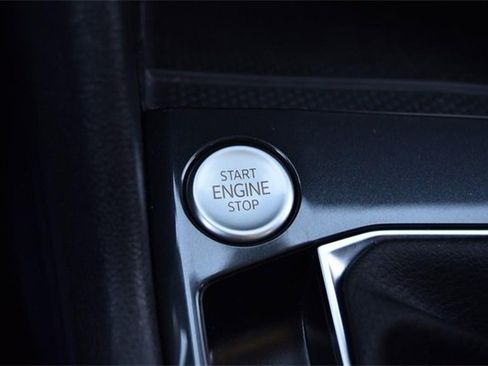 Certified 2022 Volkswagen Tiguan SE w/ Panoramic Sunroof Package image 17