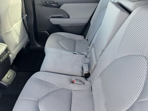 Used 2022 Toyota Highlander LE image 8