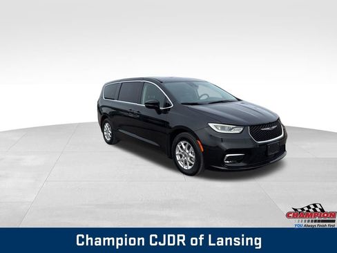 Used 2024 Chrysler Pacifica Touring-L FWD image 8