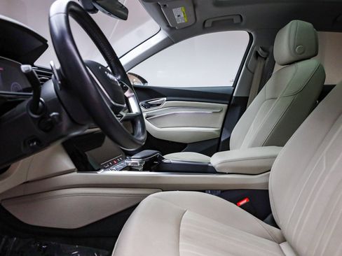 Used 2021 Audi e-tron Premium Plus w/ Premium Plus Package image 19