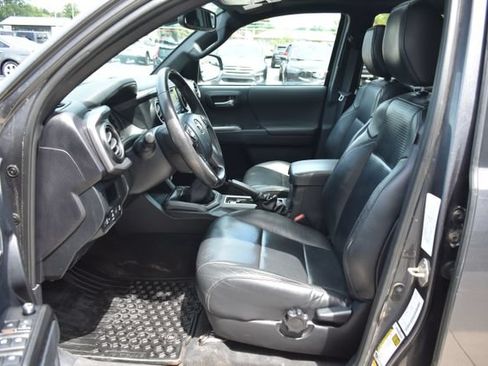 Used 2018 Toyota Tacoma SR5 AWD/4WD image 5