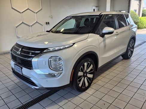Used 2025 Mitsubishi Outlander SE AWD/4WD image 4