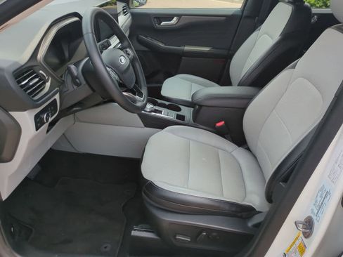 Used 2024 Ford Escape SE image 16