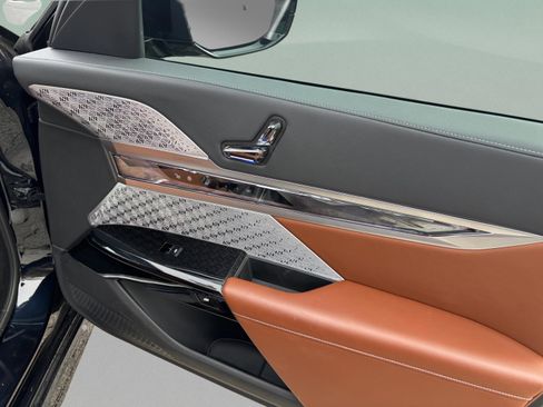 Used 2023 BMW 760i xDrive w/ Luxury Rear Seating Package image 22