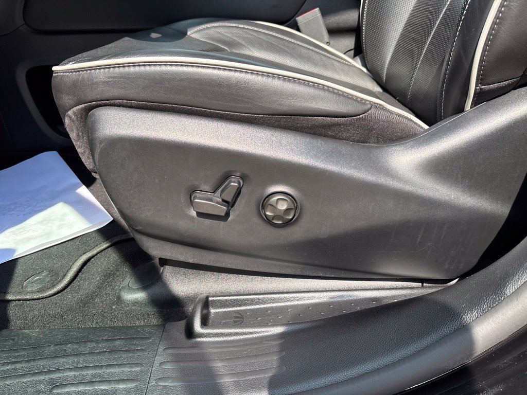 Used 2025 Chrysler Pacifica Limited FWD image 34