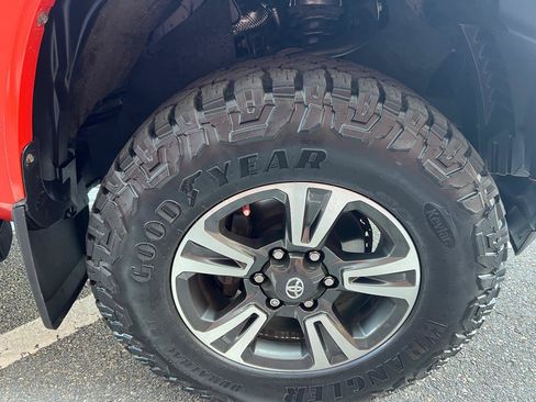 Used 2017 Toyota Tacoma TRD Sport w/ Premium & Technology Package AWD/4WD image 32