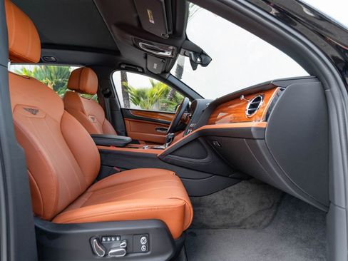 Used 2023 Bentley Bentayga Extended Wheelbase AWD/4WD image 4