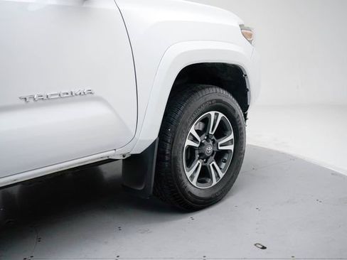 Used 2018 Toyota Tacoma TRD Sport AWD/4WD image 11