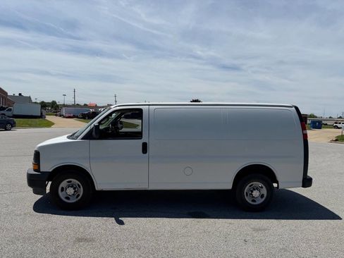 Used 2017 Chevrolet Express 2500 RWD image 2