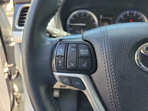 Used 2019 Toyota Highlander XLE AWD/4WD image 23