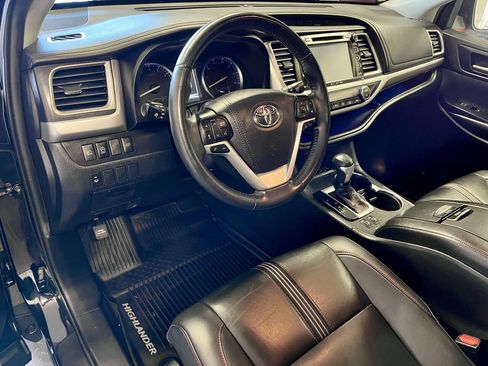 Used 2019 Toyota Highlander SE AWD/4WD image 14
