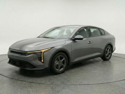Used 2025 Kia K4 LXS image 3