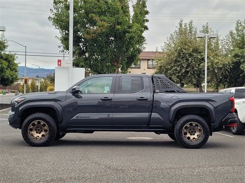Used 2024 Toyota Tacoma Trailhunter image 9