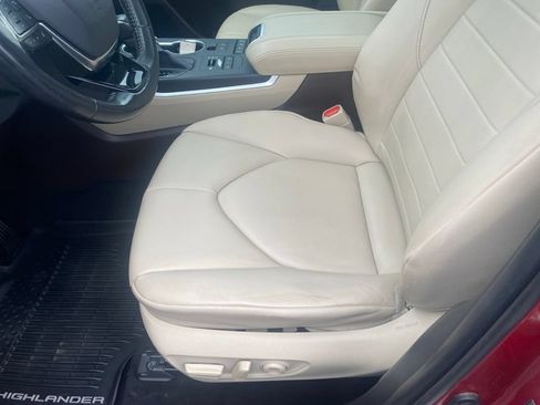 Used 2020 Toyota Highlander XLE AWD/4WD image 17