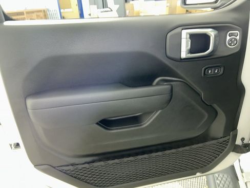 Used 2024 Jeep Gladiator Sport image 13