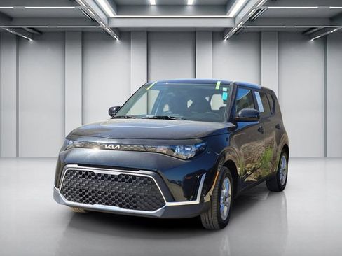 Certified 2025 Kia Soul LX w/ LX Technology Package FWD image 3
