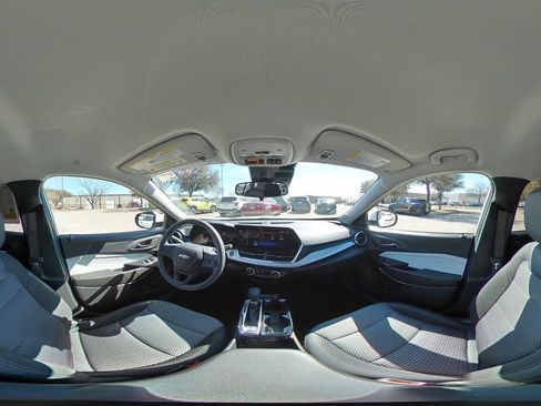 Used 2025 Chevrolet Trax LT image 42