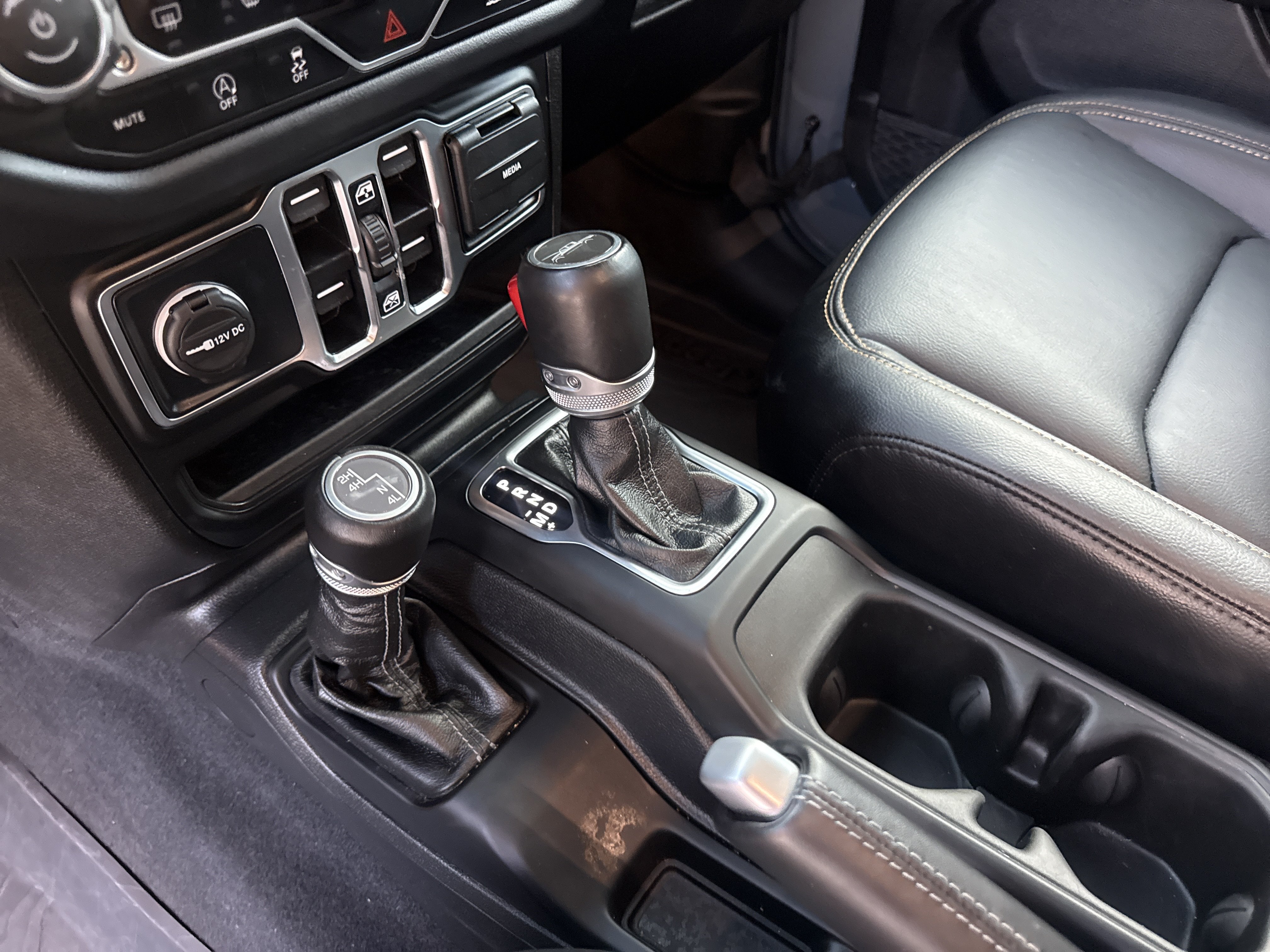 Used 2025 Jeep Gladiator Sport AWD/4WD image 8