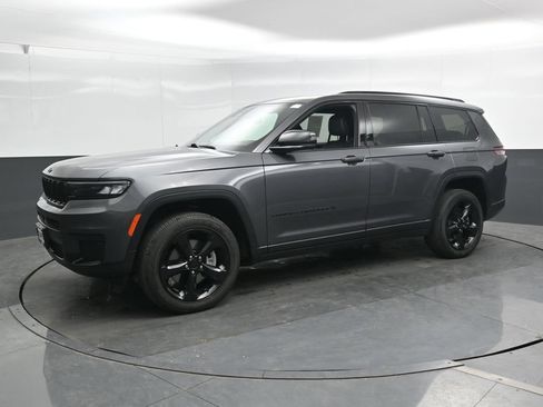 Used 2023 Jeep Grand Cherokee L Laredo AWD/4WD image 9