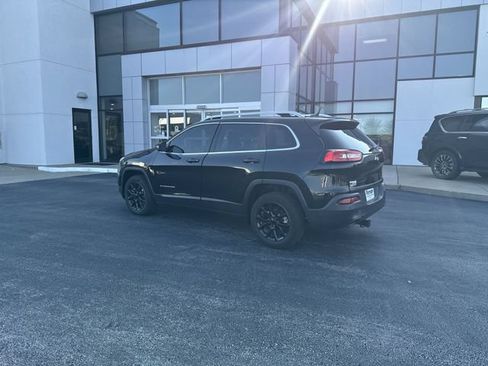 Used 2017 Jeep Cherokee Latitude w/ Safety/Convenience Group FWD image 3