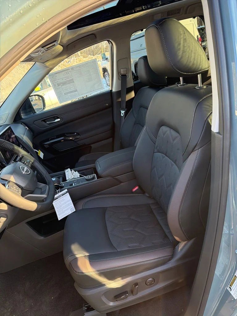 Certified 2026 Nissan Pathfinder Platinum w/ Cargo Package AWD/4WD image 18