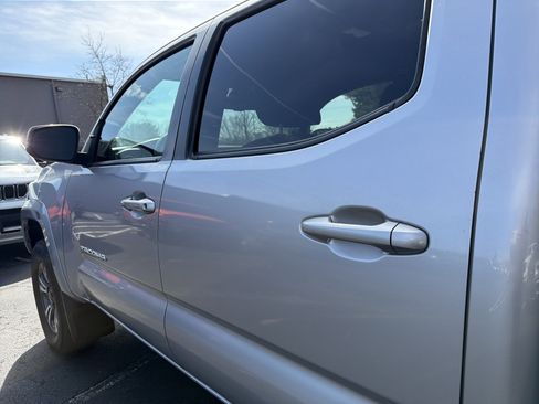 Used 2018 Toyota Tacoma TRD Sport image 12