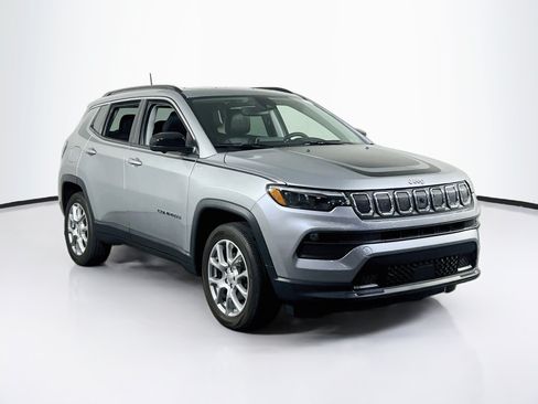 Used 2022 Jeep Compass Latitude w/ Sun and Sound Group AWD/4WD image 3