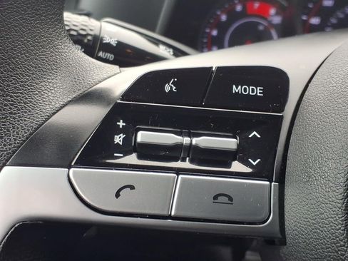 Used 2021 Hyundai Elantra SE image 19