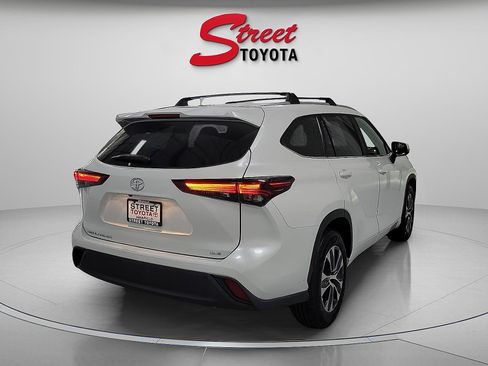 Certified 2024 Toyota Highlander XLE FWD image 4