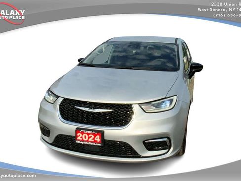 Used 2024 Chrysler Pacifica Touring-L FWD image 2