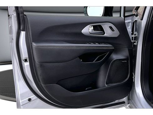 Used 2026 Chrysler Pacifica Premium FWD image 22
