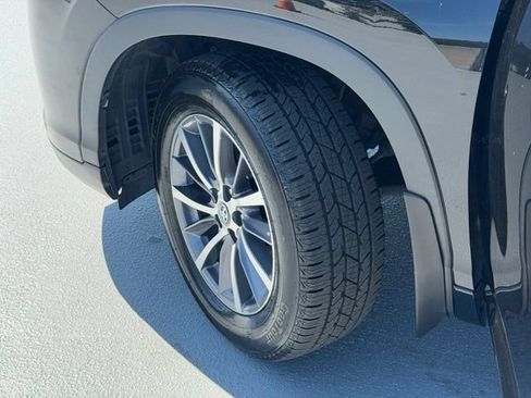 Used 2017 Toyota Highlander XLE AWD/4WD image 25