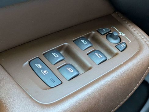 Used 2023 Volvo XC60 B5 Plus image 26