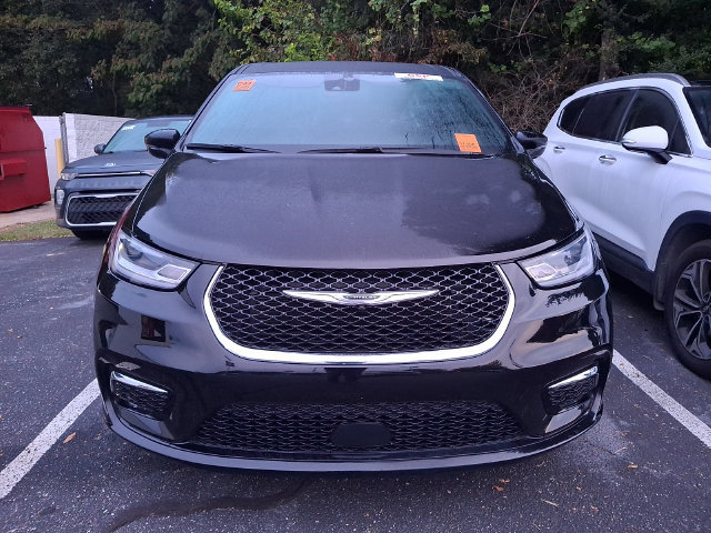 Used 2025 Chrysler Pacifica Select FWD image 2