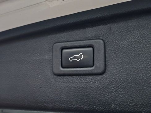 Used 2017 Subaru Outback 2.5i Premium image 19