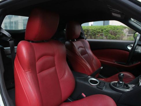 Used 2011 Nissan 370Z Coupe RWD image 18