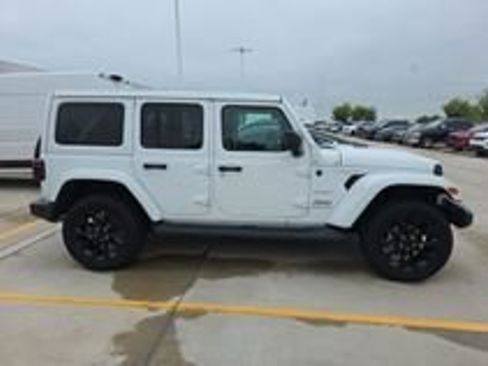 Used 2023 Jeep Wrangler Unlimited Sahara w/ Cold Weather Group AWD/4WD image 17