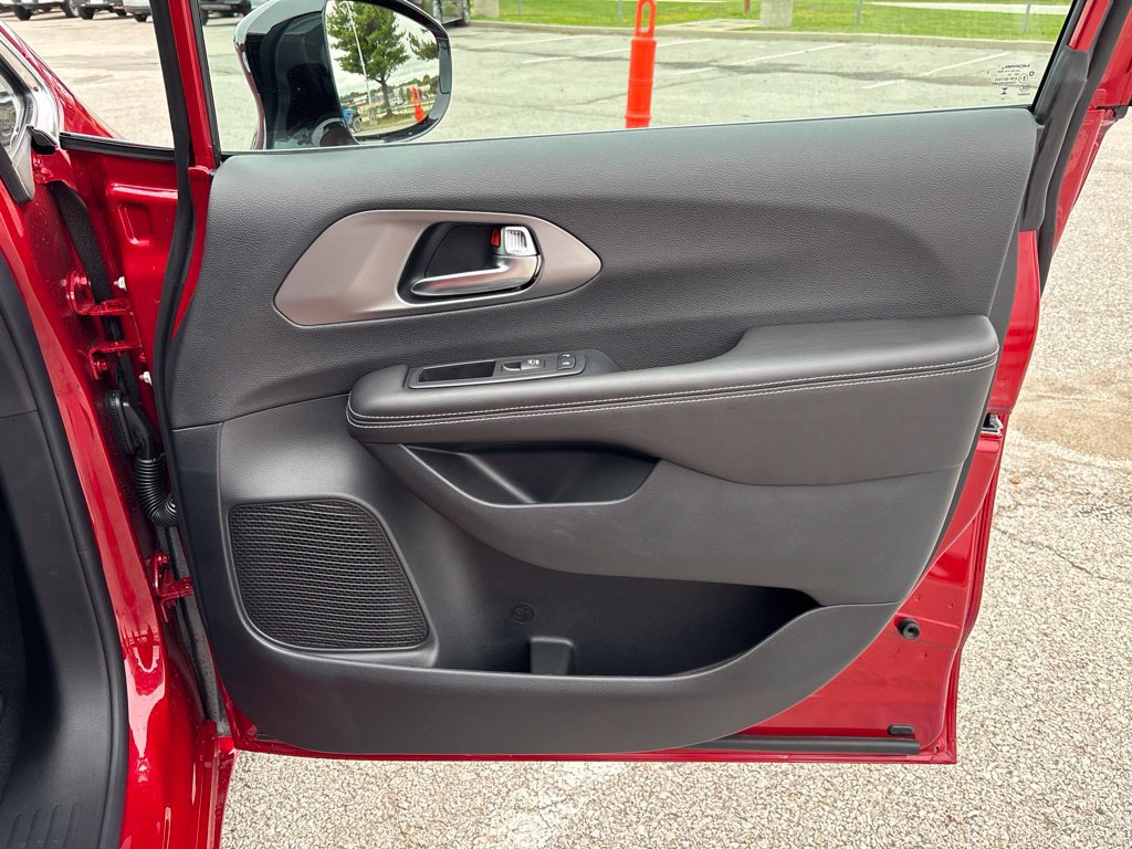 New 2027 Chrysler Pacifica Select FWD image 25