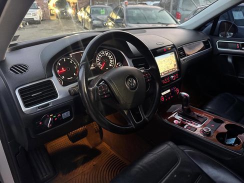 Used 2014 Volkswagen Touareg TDI image 25