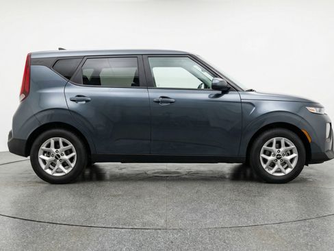 Used 2025 Kia Soul LX w/ LX Technology Package FWD image 11