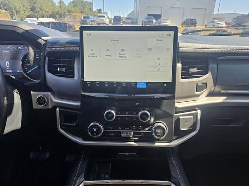 Used 2022 Ford Expedition XLT image 25