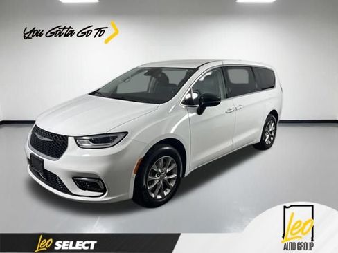 Used 2024 Chrysler Pacifica Touring-L AWD/4WD image 1