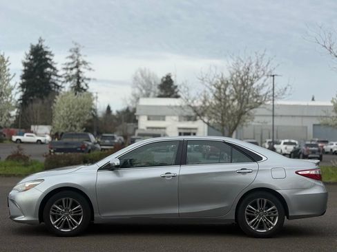 Used 2016 Toyota Camry SE image 2
