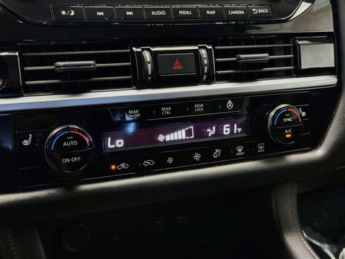 Used 2025 Nissan Pathfinder SL FWD image 10