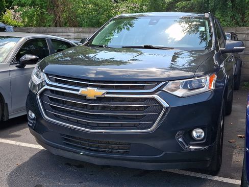 Used 2021 Chevrolet Traverse LT w/ LPO, Cargo Package FWD image 3